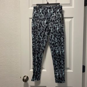 3 for $20 🔥 NWT Animal print light blue leggings with pockets